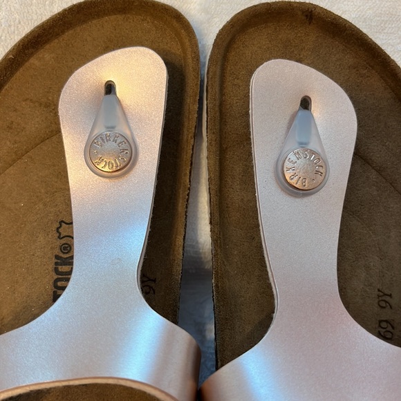 Girls Birkenstock’s size 32 Gizeh Rose Gold, New, $100, sold out in this color - Picture 7 of 8